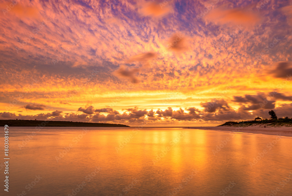 Naklejka premium 夕焼けの前浜ビーチ 沖縄 宮古島