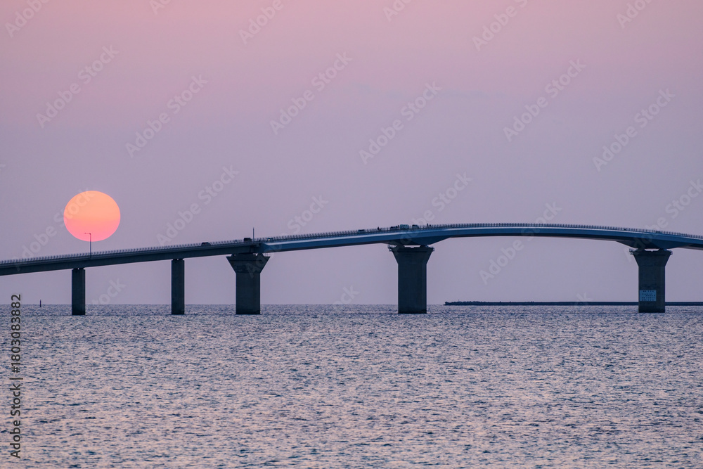 Obraz premium 伊良部大橋と夕日 沖縄 宮古島