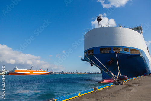 よく晴れた日の港にて
