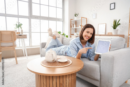Young woman with blank tabl...