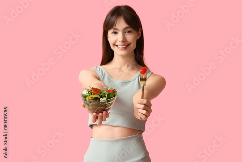 Sporty young woman with fre...