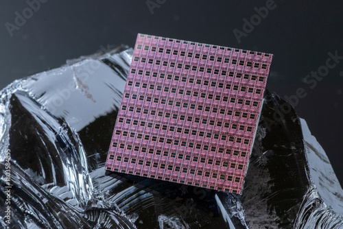Foto monocrystalline silicon chunk and optical lithography die chip