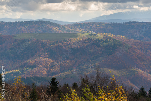 Fototapeta Naklejka Na Ścianę i Meble -  Jesienny widok na górę Żar z Chrobaczej Łąki