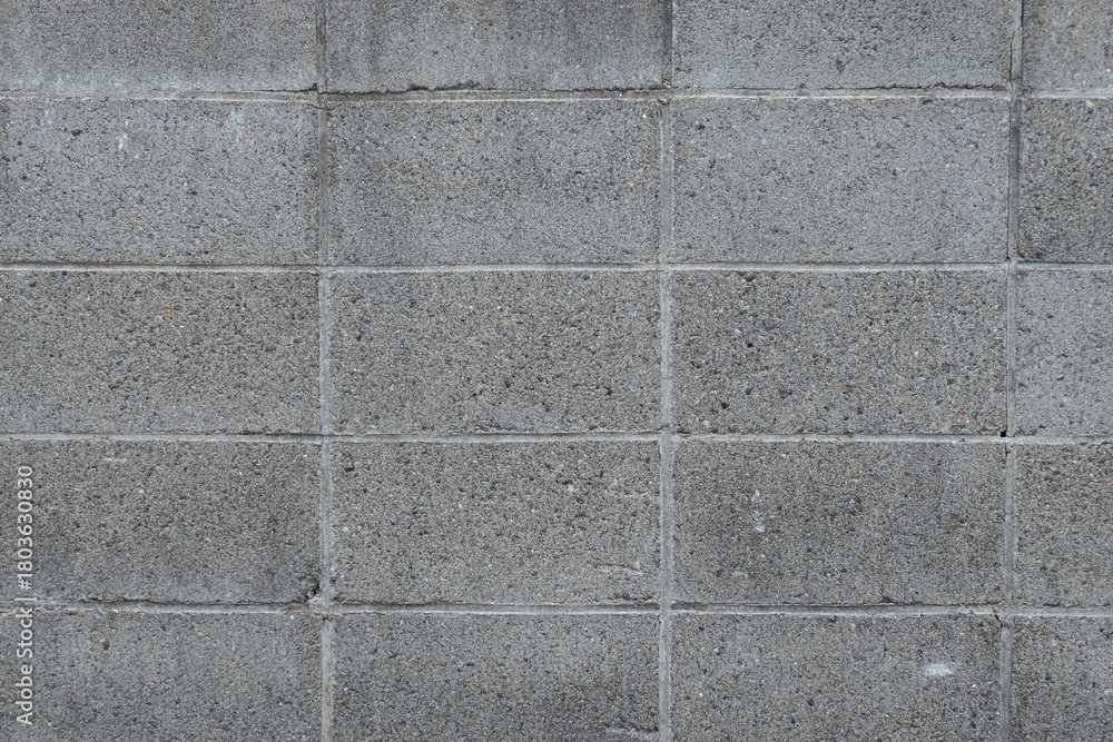 Fototapeta premium 風化と経年劣化によるテクスチャ：少し劣化したコンクリートブロック塀のクローズアップ