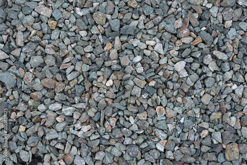 風化と経年劣化によるテクスチャ：玉砂利のクローズアップ