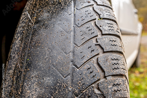 abgefahrenes Reifenprofil bis auf das Drahtgewebe