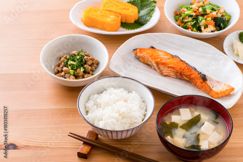 日本の朝食のイメージ