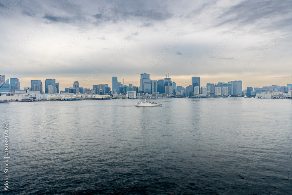 Obraz premium 東京レインボーブリッジからの湾岸風雨系