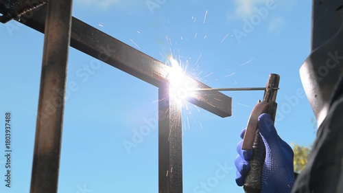 the process of electric welding of a metal structure with electrodes in the open air