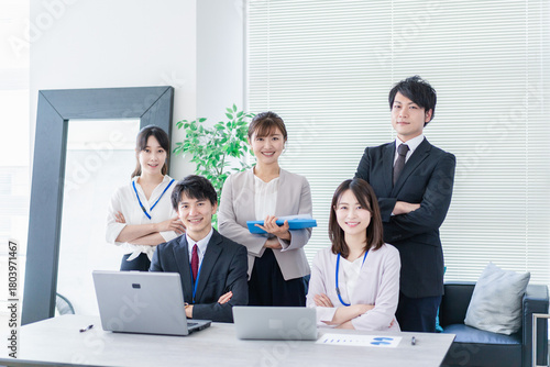 楽しくオフィスで働くビジネスパーソン