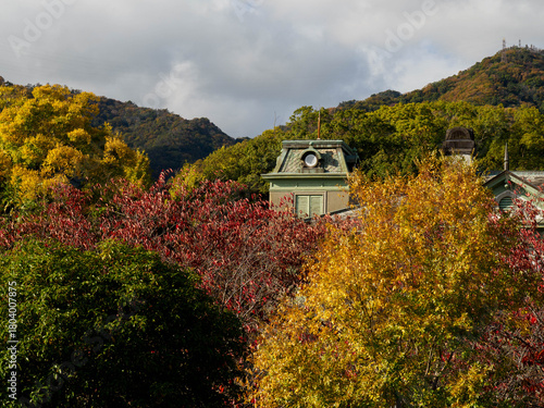 紅葉が始まる六甲の山並みと神戸王子公園のハンター邸