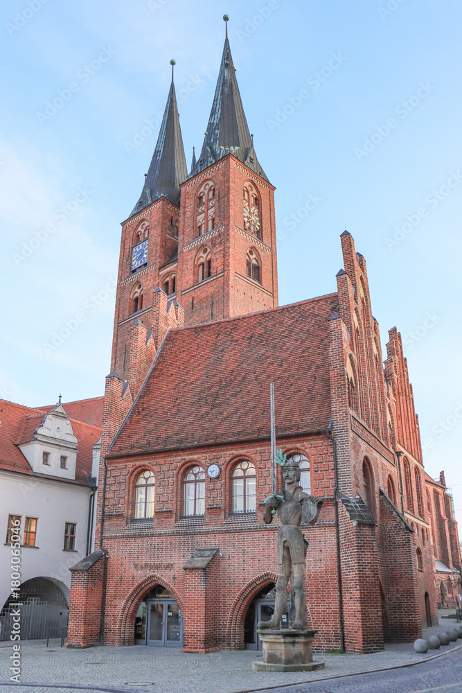 Fototapeta premium Hanseatisches Erbe in Stendal; Rathaus und St. Marien am Marktplatz mit Roland