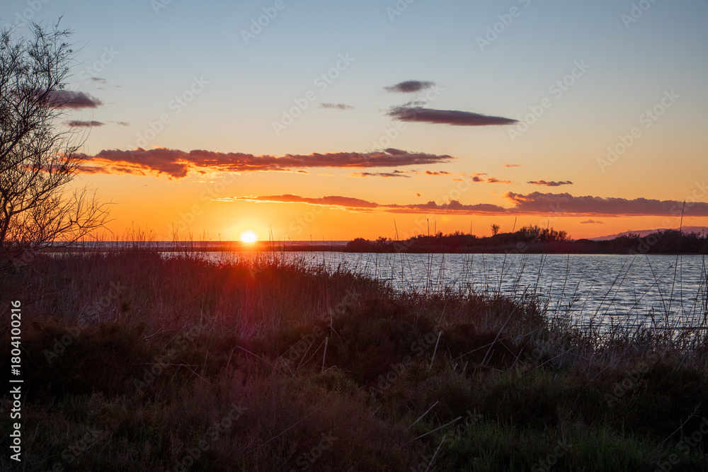 Obraz premium Sonnenuntergang an der Lagune Rambla de Morales in Cabo de Gata in der Provinz Almería in Andalusien, Spanien