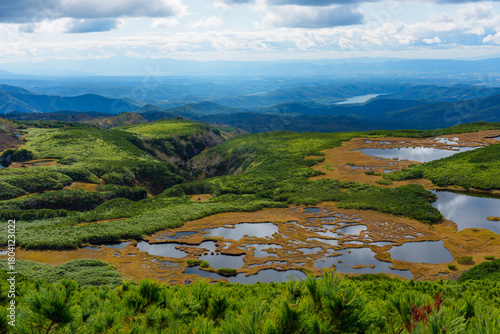 大雪山・沼の平の池塘群と草紅葉の広がりを俯瞰した湿原景観（資料・教育用途）