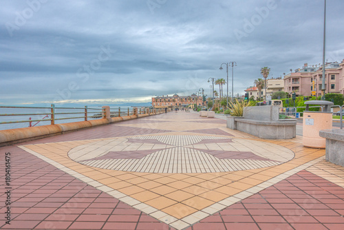 Fototapeta Naklejka Na Ścianę i Meble -  Promenade de bord de mer dans le quartier pittoresque de Gênes en Italie avec ses maisons de pêcheurs colorées.	