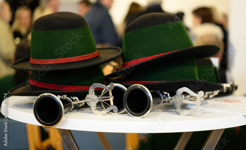 Musikerhüte und Klarinetten