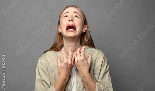Fotografía looking desperate and frustrated, stressed, unhappy and annoyed, shouting and sc