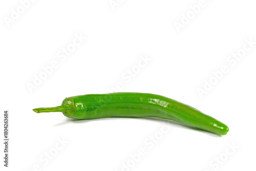 Grüne Peperoni vor weißem Hintergrund