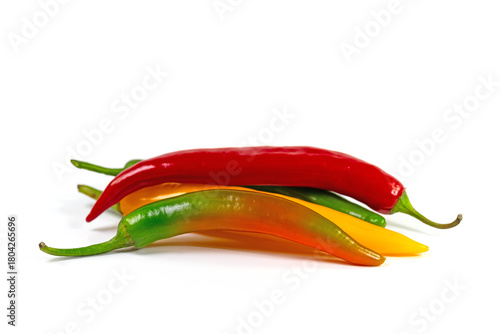 Bunte Peperonis vor weißem Hintergrund