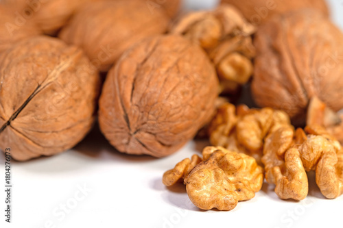 Walnüsse vor weißem Hintergrund