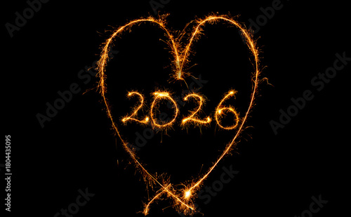 In ein brennendes Herz aus Wunderkerzen ist mit Wunderkerzen geschrieben, 2026.