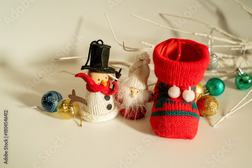Canvas Print クリスマスのインテリア小物の雪だるまと赤いブーツとオーナメント