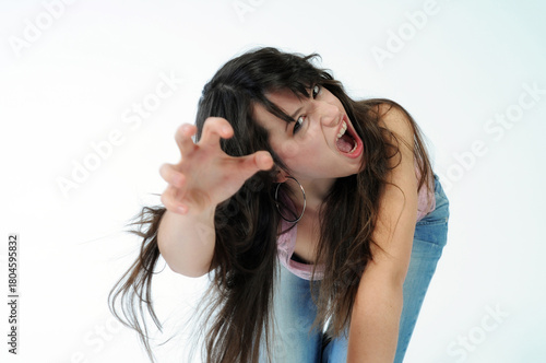 frau auf allen vier kratzen dund fauchend sinnbild