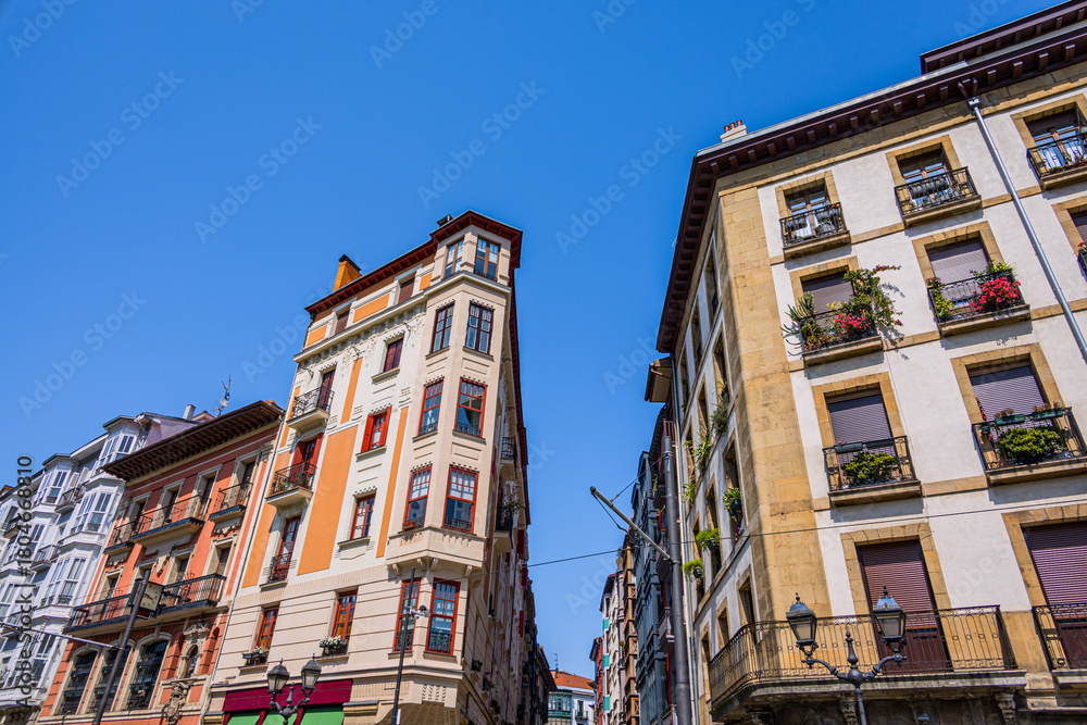 Fototapeta premium Dans les rues de la vieille ville de Bilbao en Espagne