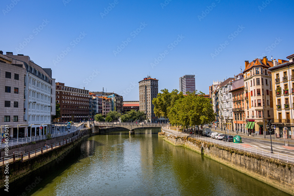Naklejka premium La vieille ville de Bilbao et le Nervion en Espagne