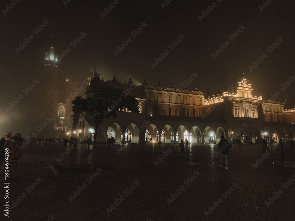 Obraz premium Autumn Scene in Old Town Kraków, Poland with Historic Architecture and Fall Foliage