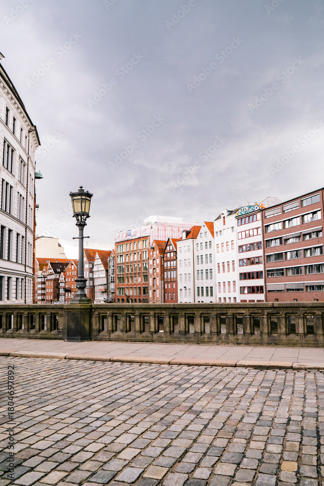 Obraz premium Colorful historic and modern buildings lining the street in Hamburg's downtown.