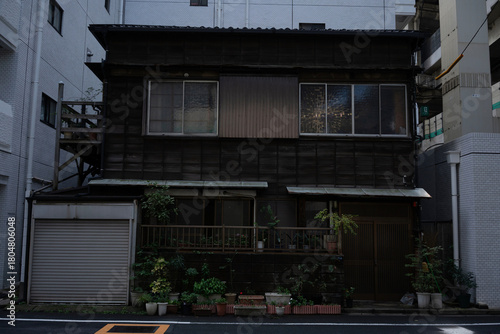 Bild auf Leinwand 日本の古い木造二階建住宅/狭小住宅/一戸建て/