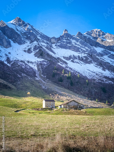 Vallée des Aravis depuis la Chapelle des Confins et La Clusaz en Haute-Savoie