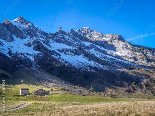 Vallée des Aravis depuis la Chapelle des Confins et La Clusaz en Haute-Savoie