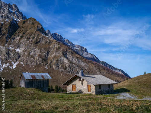 Vallée des Aravis depuis la Chapelle des Confins et La Clusaz en Haute-Savoie