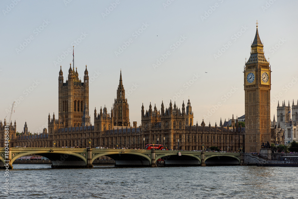 Obraz premium Houses of Parliament and Westminster Bridge at Golden Hour