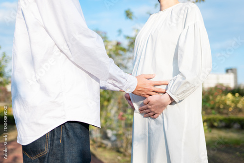 お腹を抱える妊婦