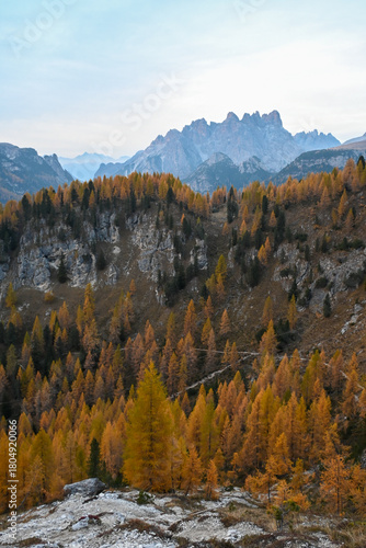 paisajes de las Dolomitas, alpes italianos en otoño