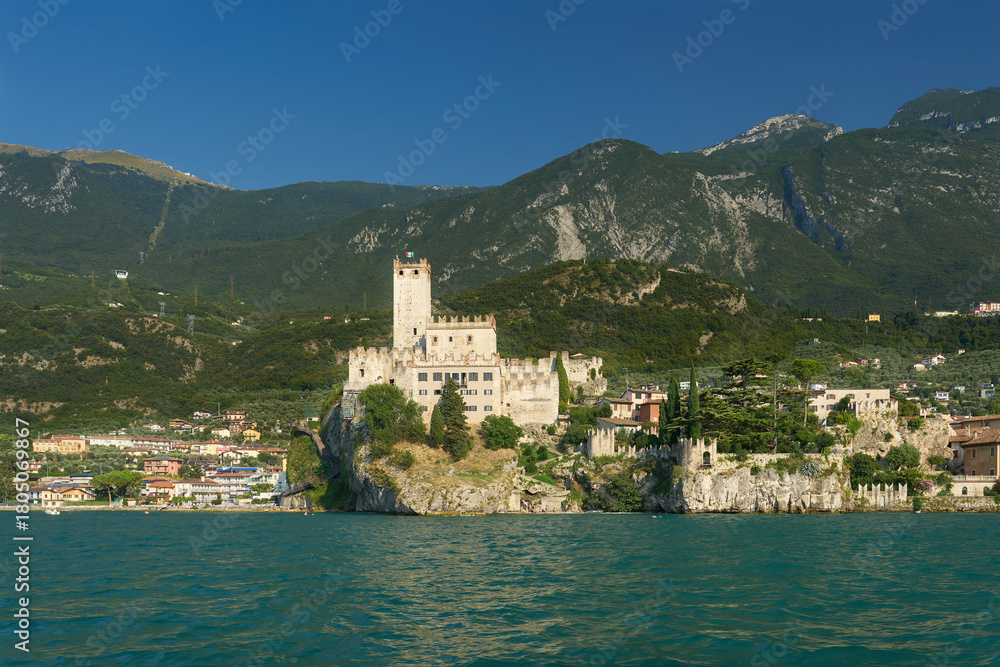 Fototapeta premium historische Altstadt von Malcesine am Gardasee in Italien mit der Scaligerburg vom Wasser aus gesehen
