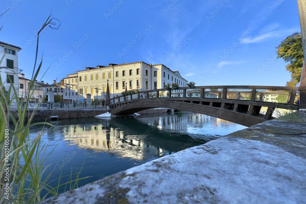 Obraz premium treviso con ponte sul fiume italia