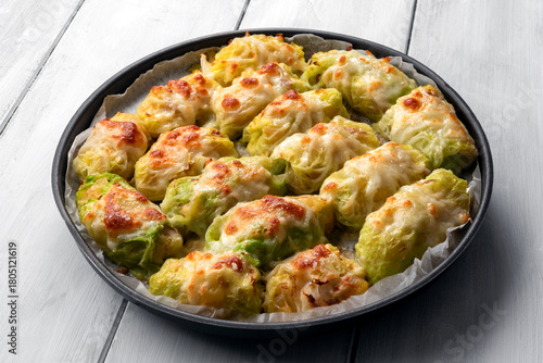 Involtini di cavolo verza ripieni di patate e scamorza, cotti al forno, cibo vegetariano 