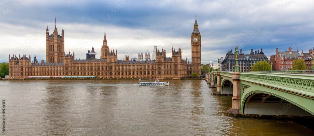 Fototapeta premium Panorama of Big Ben and House of Parliament at River in London