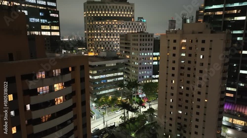 Um vídeo do centro da área comercial de Alphaville, localizada na cidade de Barueri, estado de São Paulo, Brasil, obtido através da subida e descida de um drone.