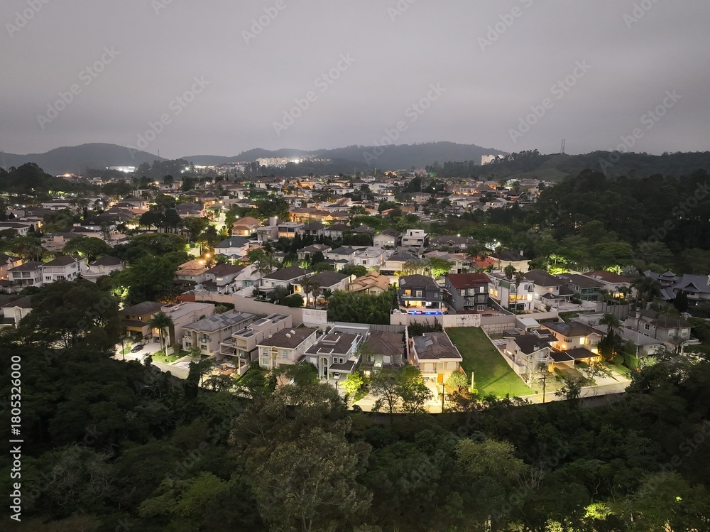 Obraz premium Casas na área residencial de Alphaville, localizada na cidade de Barueri, estado de São Paulo, Brasil, em imagem aérea obtida através de um drone.