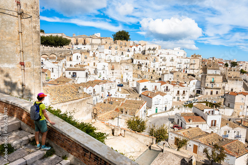 Valokuva Female traveler admiring the charming Monte Sant'Angelo old town’s layered white
