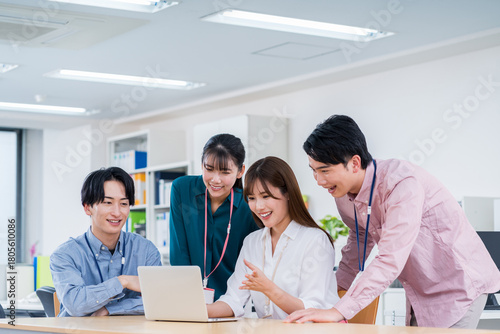 Foto オフィスで働く若いビジネスマン
