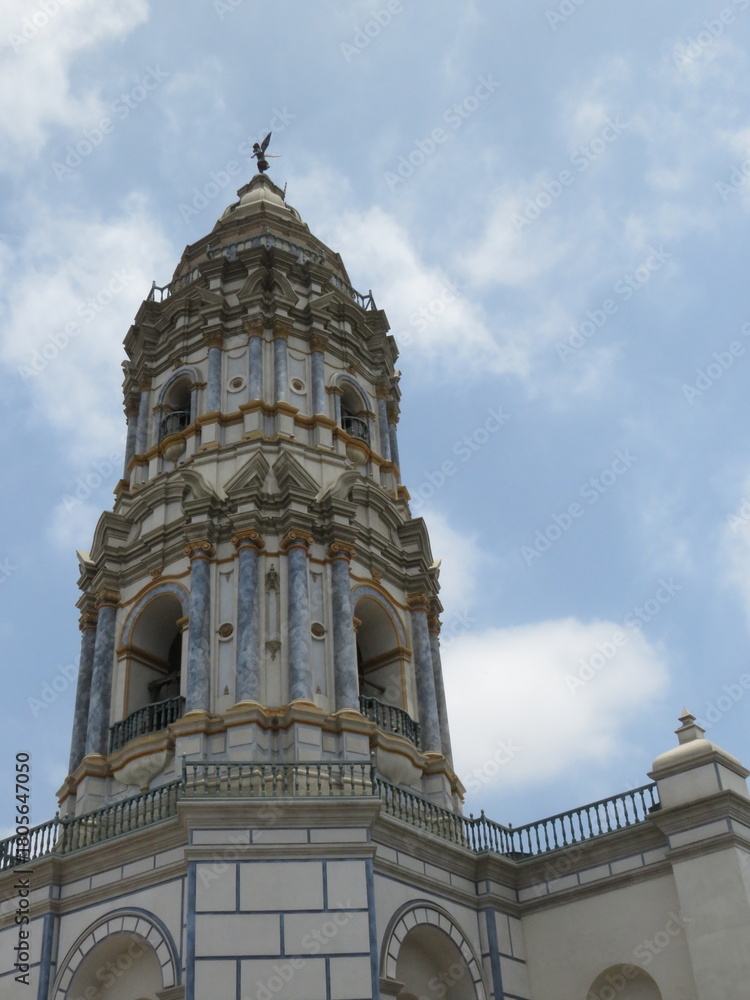 Fototapeta premium Torre de la Basílica del Santísimo Rosario, conocida también como iglesia de Santo Domingo. Centro histórico de Lima, Perú.