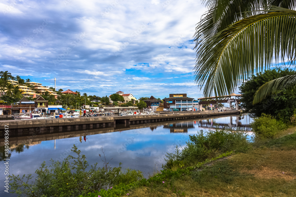 Fototapeta premium Ravine et port de Saint-Gilles, Île de la Réunion 