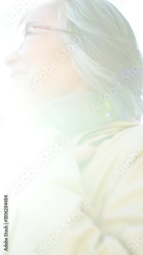 紅葉の道を歩くグレイヘアのシニア女性の穏やかな日常シーンを歩く　お出かけ旅行や観光・ショッピングのイメージ縦動画