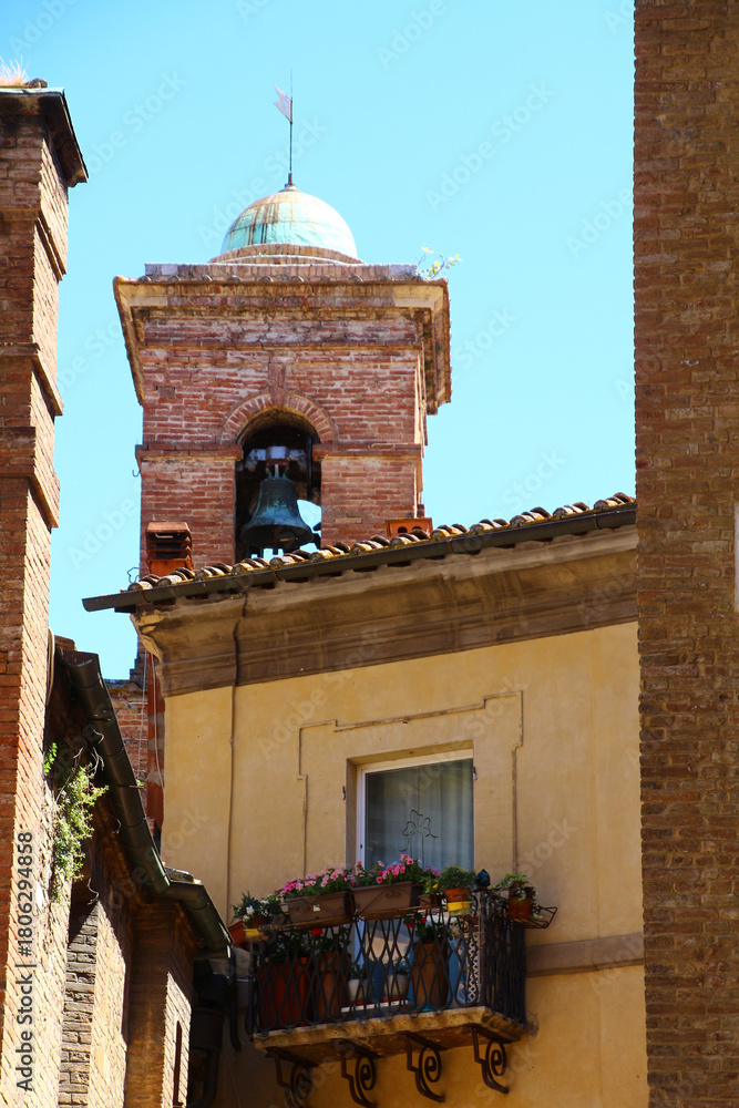 Obraz premium In a historic alley in the old town of Siena, Tuscany, Italy 